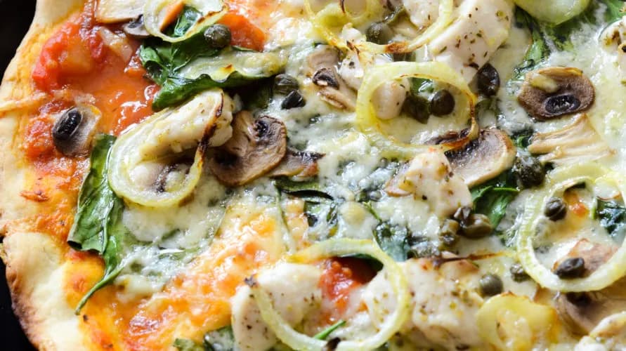 Kurczak na pizzę surowy czy smażony - który wybór jest lepszy?