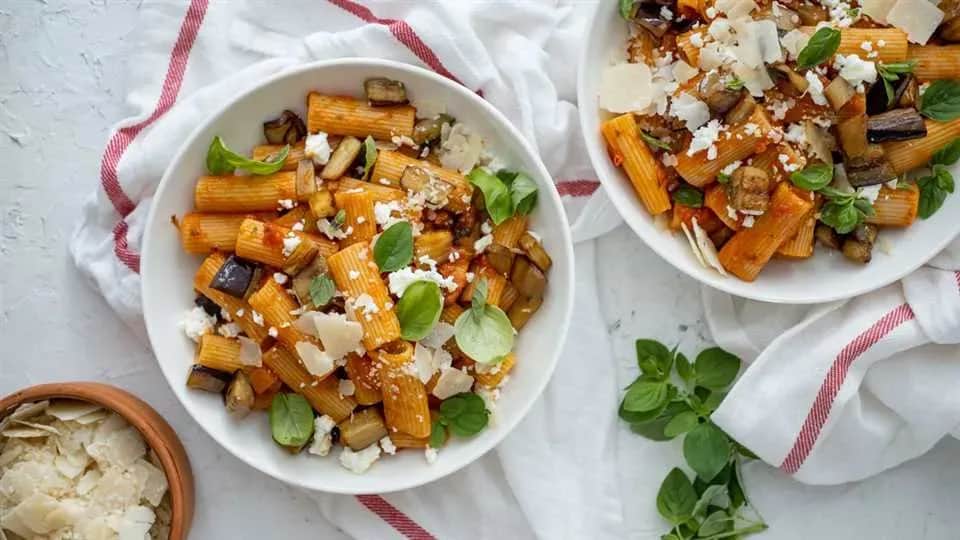 Spaghetti norma – przepis na idealne danie z bakłażanem i serem