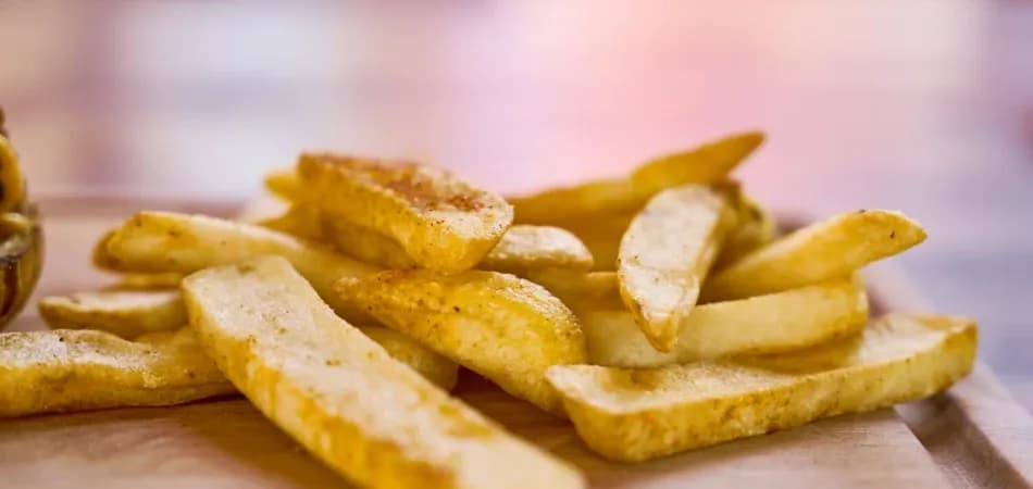 Jak się robi frytki w piekarniku, aby były chrupiące i pyszne