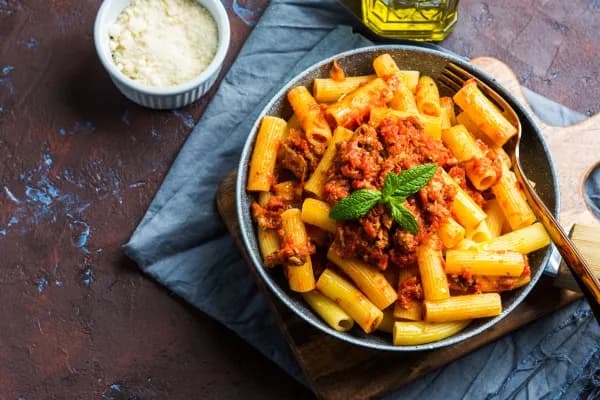 Penne czy rigatoni: odkryj kluczowe różnice i idealne zastosowania