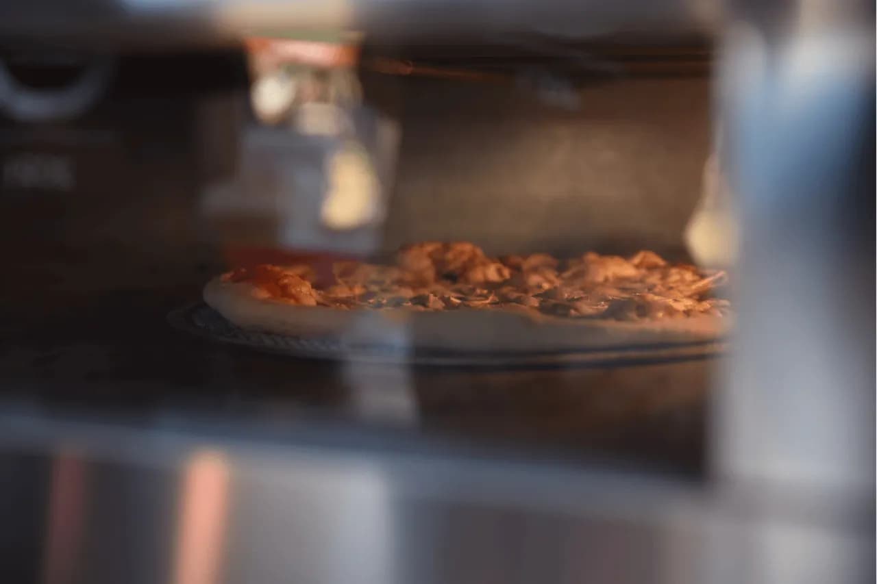 Jak długo piec pizzę, aby uniknąć niedopieczonego ciasta?
