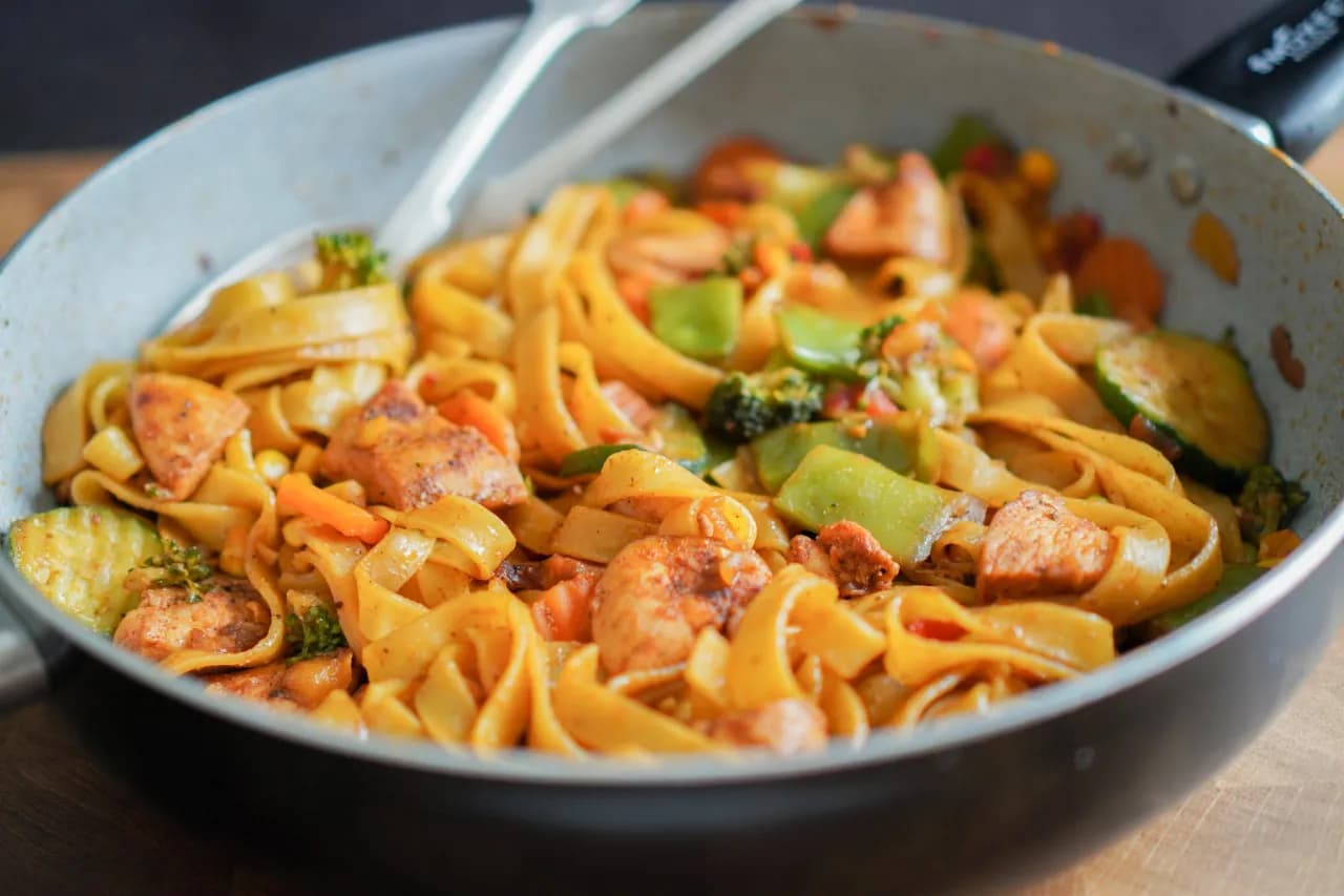 Pyszne spaghetti z kurczakiem i warzywami – łatwy przepis na obiad