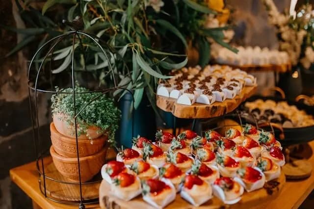 Ile kosztuje catering na imprezę? Sprawdź, co wpływa na ceny