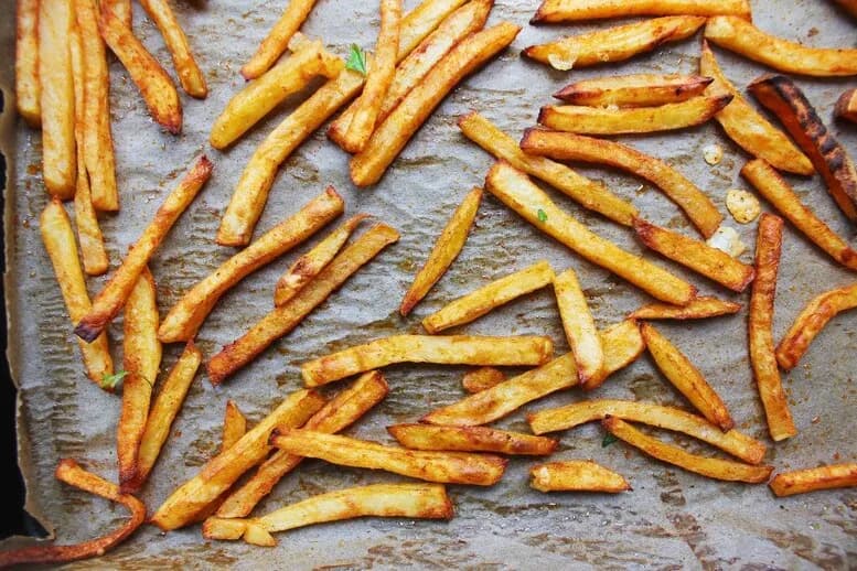 W jakiej temperaturze piec frytki w piekarniku, by uniknąć zakalca?