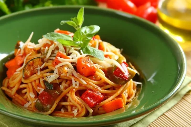 Pyszne spaghetti z cukinią i papryką, które zachwyci każdego smakosza