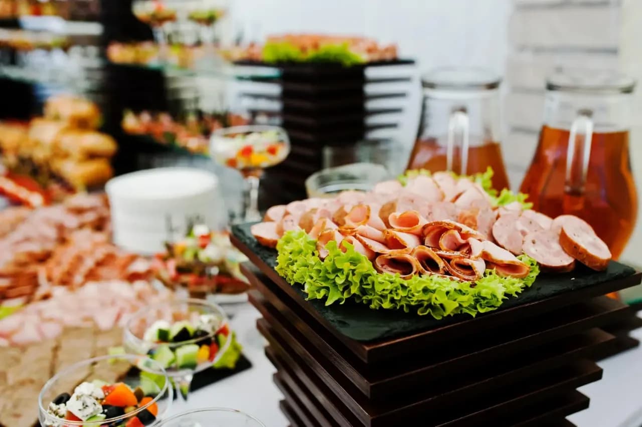 Catering ile za osobę – sprawdź, ile naprawdę zapłacisz za imprezę