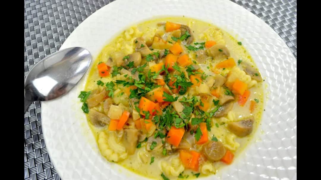 Jak się gotuje zupę pieczarkową - prosty przepis na smaczną zupę